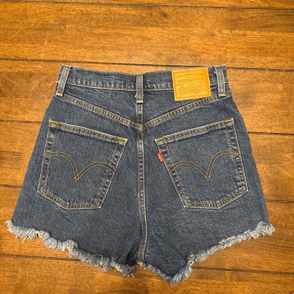 Levi’s Premium Ribcage shorts Size 25 - Picture 2 of 4